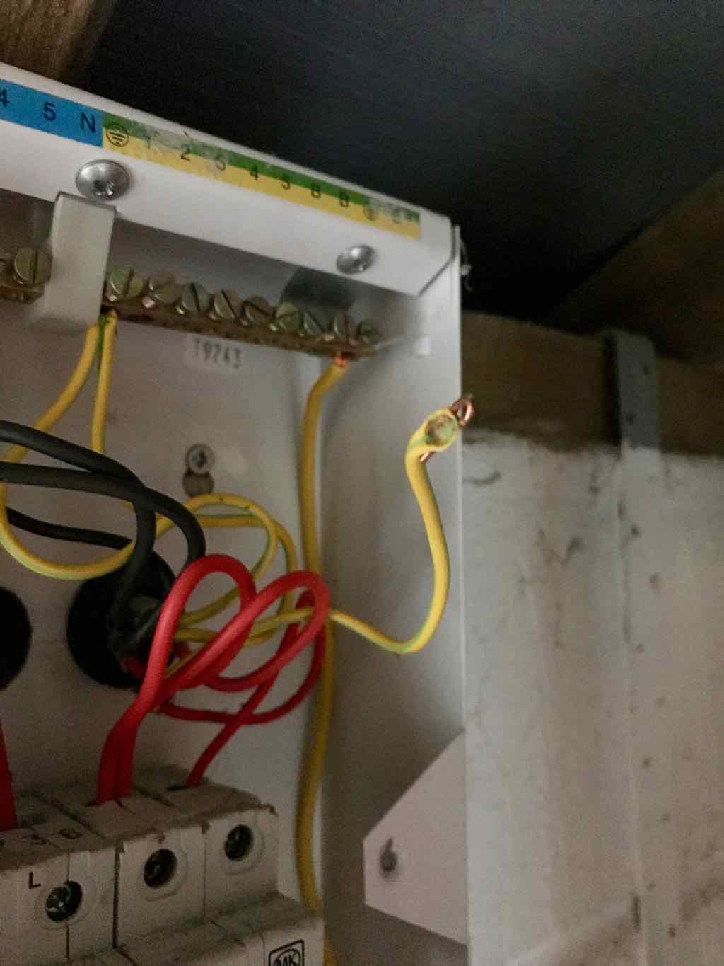 Earth cable tightened through sleeving